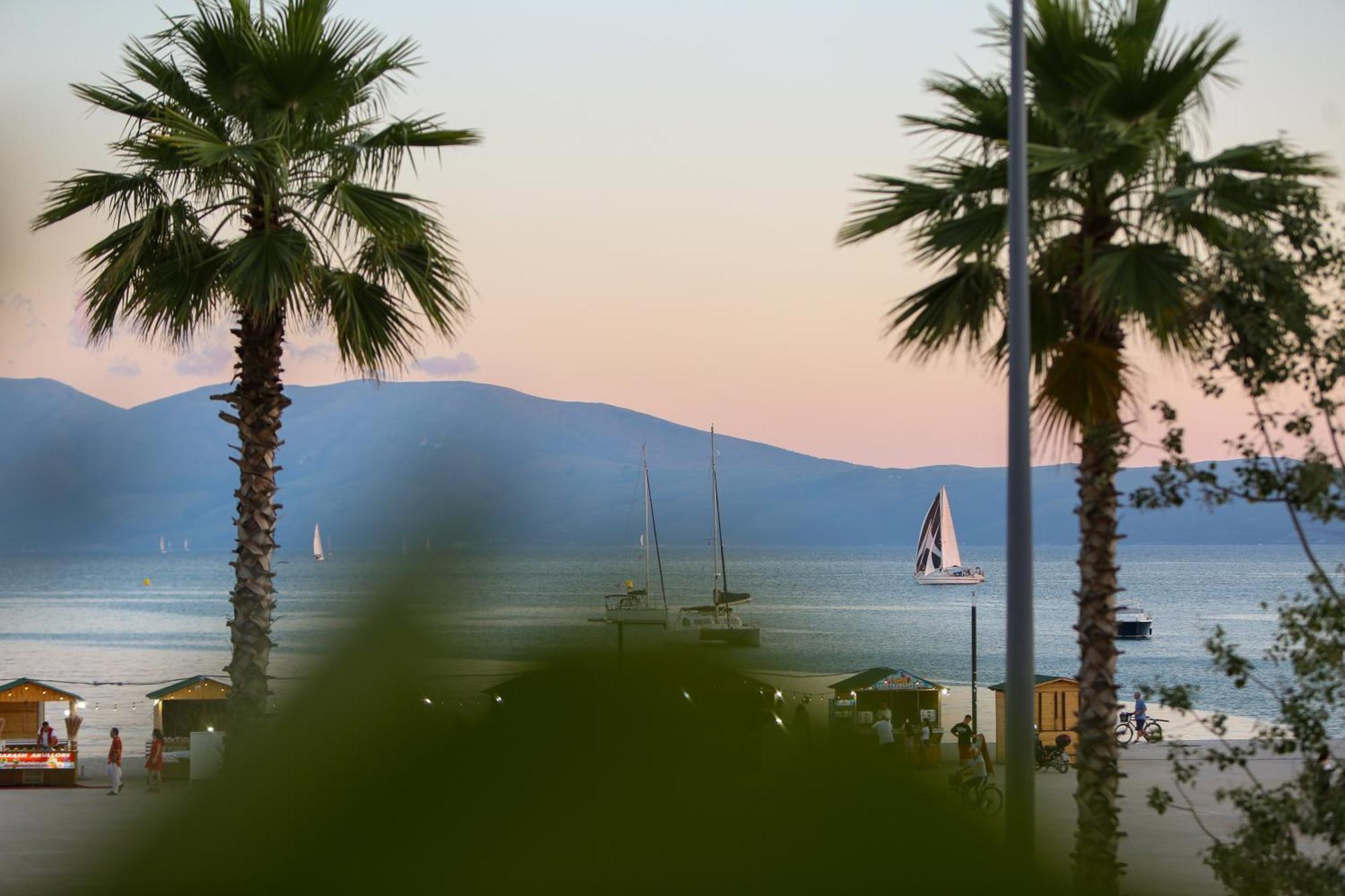 Hotel Brooklyn Vlore Bagian luar foto
