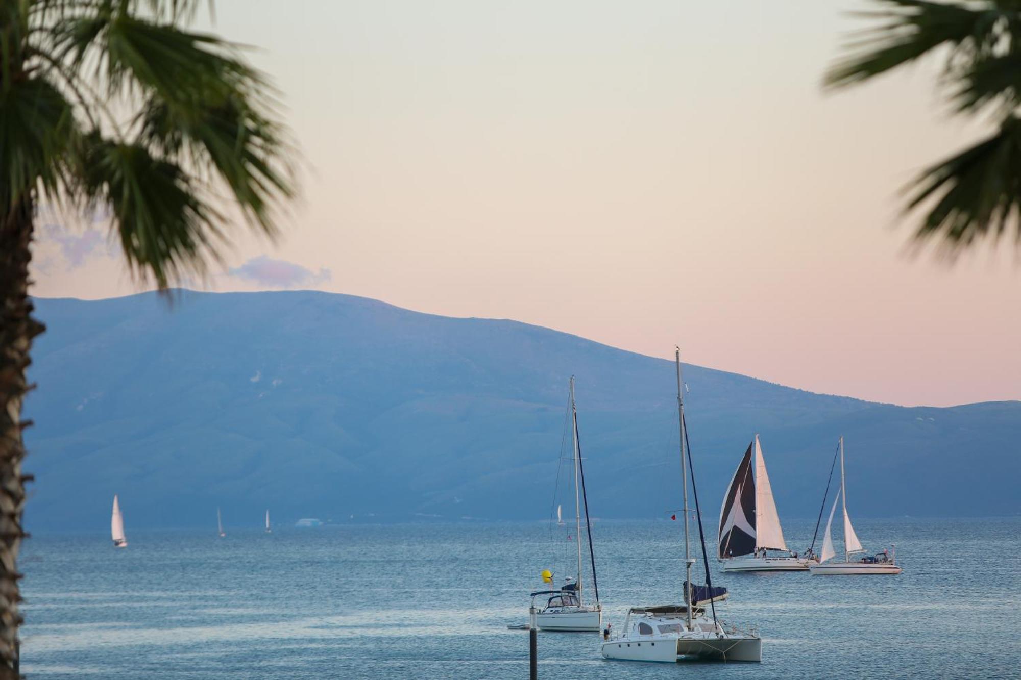 Hotel Brooklyn Vlore Bagian luar foto